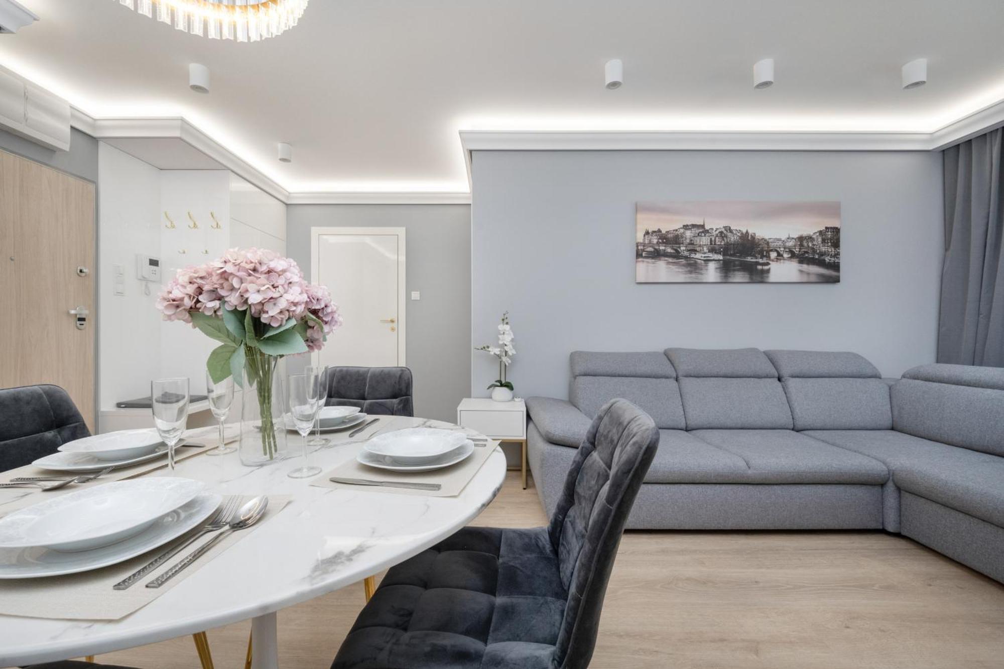 Elegant Apartment With Balcony By The Oder River In Wroclaw By Renters Prestige Exterior foto