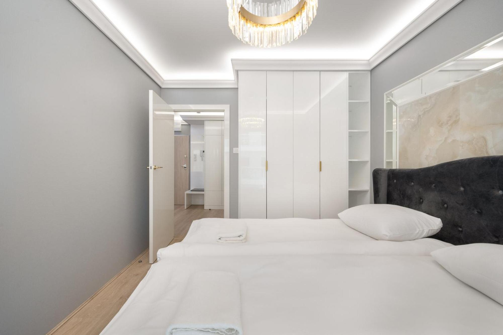 Elegant Apartment With Balcony By The Oder River In Wroclaw By Renters Prestige Exterior foto